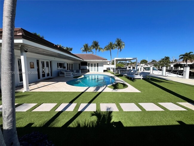 Building Photo - 5510 Bayview Dr