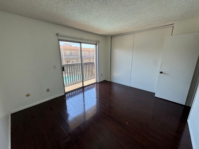 Building Photo - 2 bed - 1.5 bath townhouse