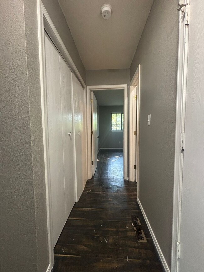 Building Photo - Beautiful 2 bedroom 1 bath 1 car garage