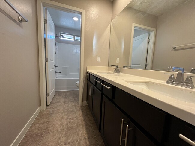 Building Photo - 9742 Zircon Cliff Ave