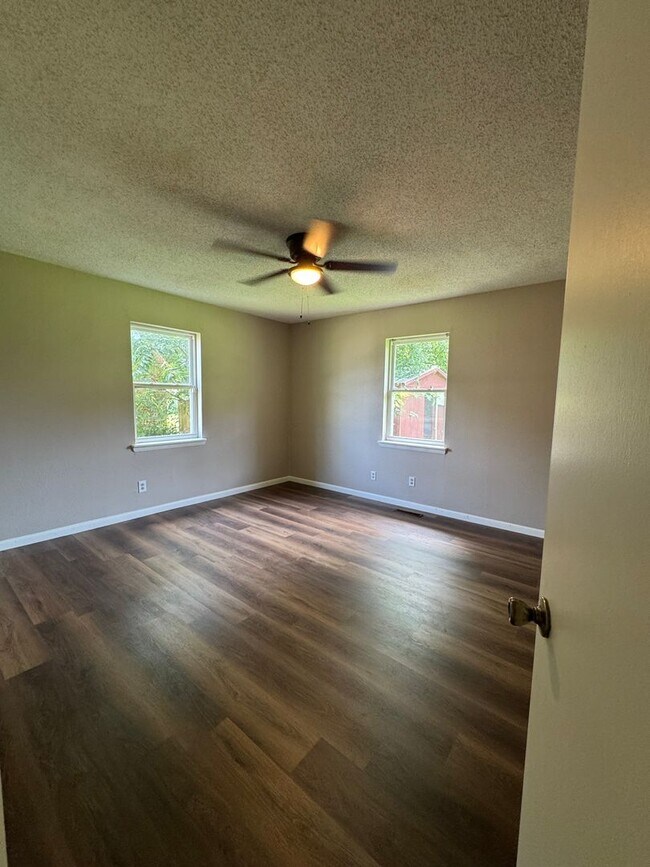 Building Photo - MOVE IN SPECIAL CALL NOW