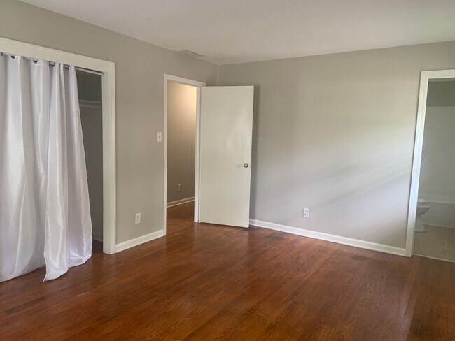 Building Photo - 3 Bedroom Located Near Four Seasons Mall
