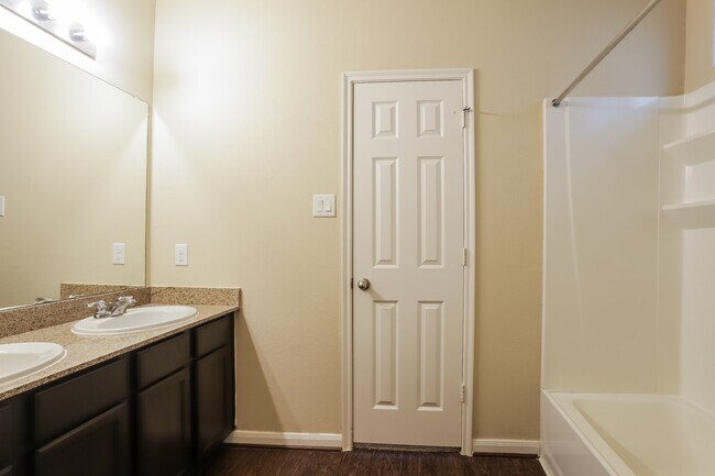 Building Photo - 23703 Maple View Dr