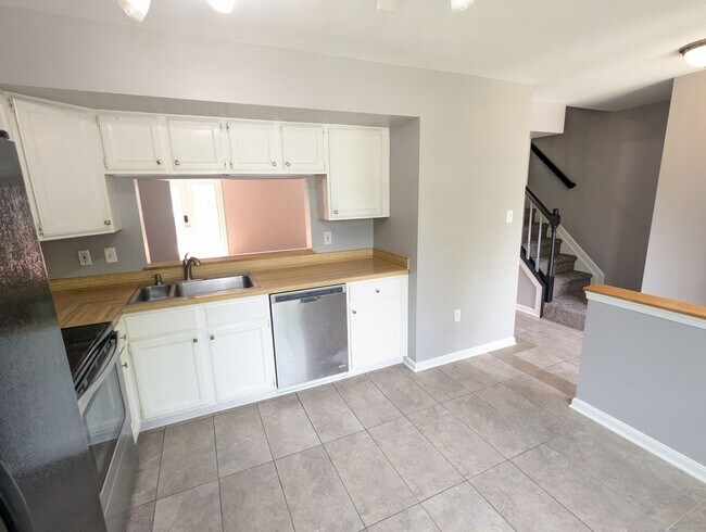 Building Photo - Beautifully maintained townhouse in Tuscar...