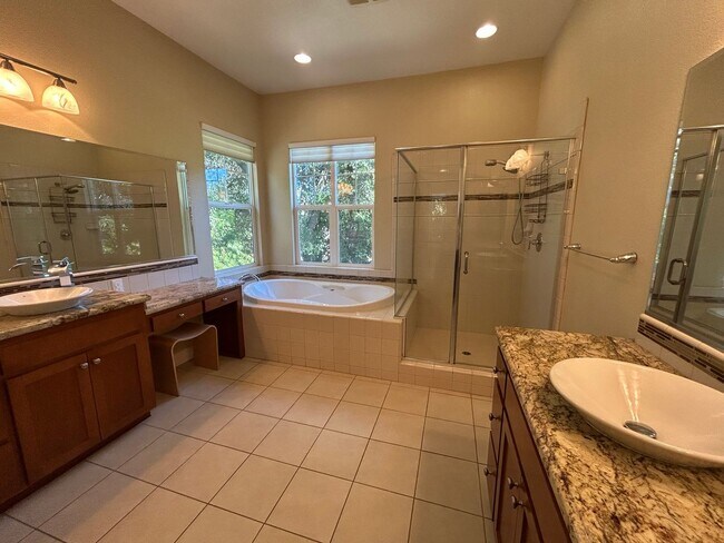 Building Photo - Luxurious and Spacious 5 Bedroom in Gilroy