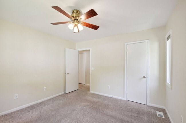 Building Photo - Reston-Renovated 3 BR / 2 BA / 2 1/2 BA En...