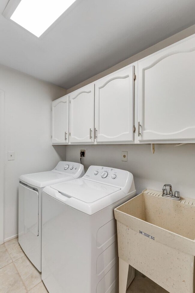 Building Photo - ** LAKEWOOD ** 3 BED / 2 BATH / GARAGE - SINGLE FAMILY HOME - GREAT LOCATION! - PET OK - ANNUAL R...