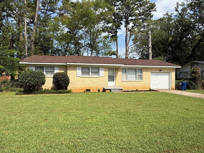 Building Photo - "Charming 3-Bed Home with Beautiful Hardwood Floors on Euclid Road!"