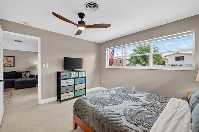 Building Photo - 2407 NE 17th Terrace