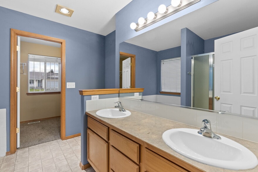 Building Photo - 5957 N Saint Croix Dr