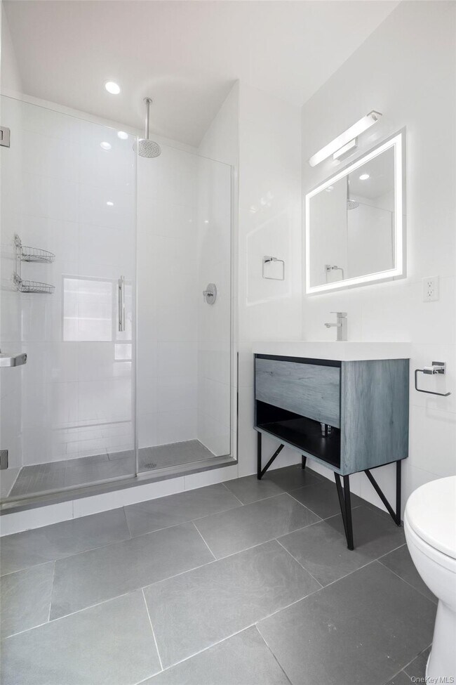 Building Photo - 225 E 138th St