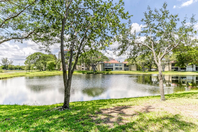 Building Photo - 2200 S Cypress Bend Dr