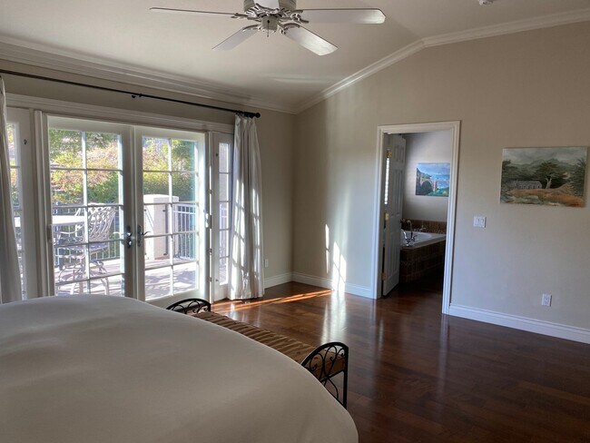 Building Photo - Private Courtyard Entry & Expansive Backyard Oasis