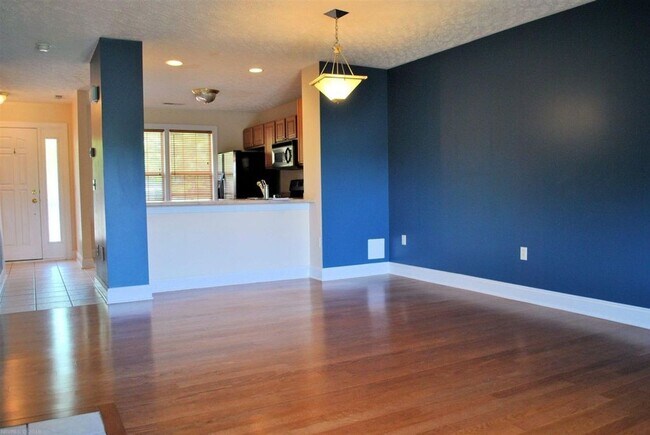 Building Photo - 2 Bedroom 2 Bath Townhouse