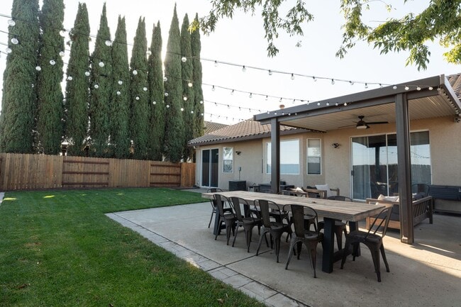Building Photo - Stunning 3 Bedroom 2 Bath Home