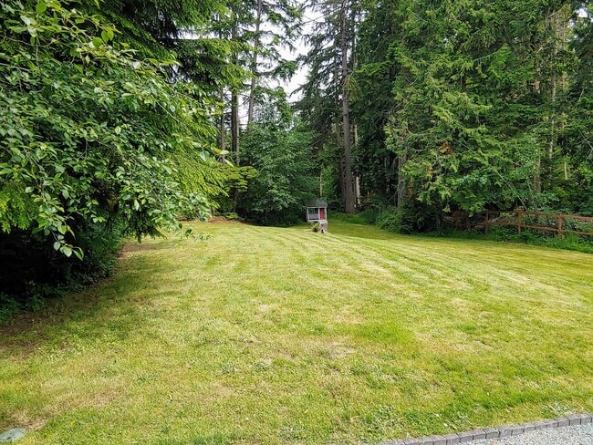 Building Photo - Spectacular Home with Lake Access!
