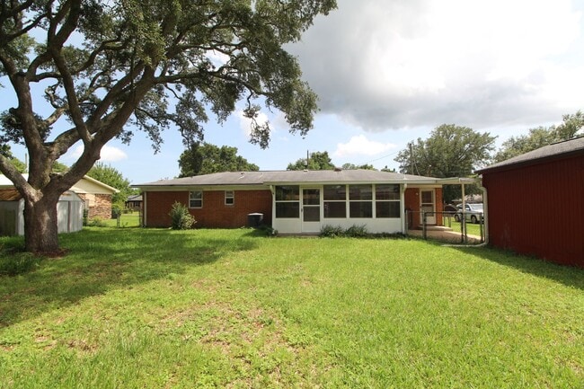 Building Photo - Spacious 4BR Home with Bonus Studio, Sunro...