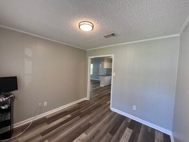 Building Photo - 16 Eastwood Dr