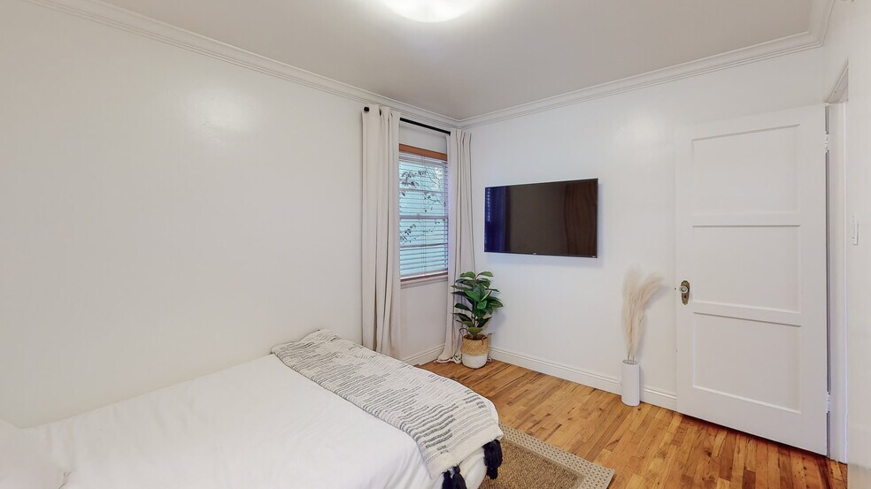 Bedroom 2 TV - 904 Victoria Ave