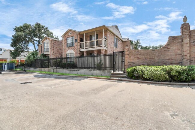 Building Photo - 2255 Braeswood Park Dr