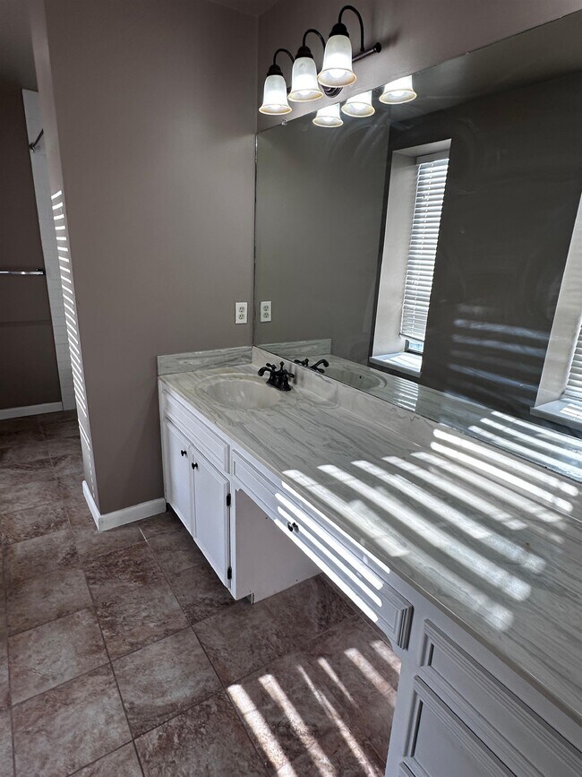 Building Photo - 300 Main St