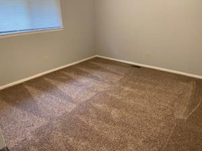 Building Photo - 3 Bedroom / 2 Bath Duplex