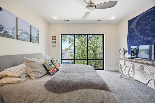 Building Photo - 261 S Limestone