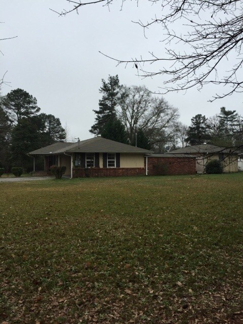 Building Photo - Hidden Enclave of Ranch Style Homes