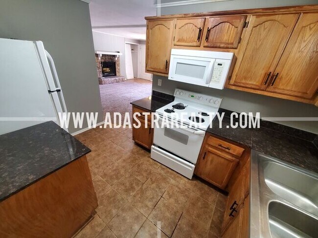 Building Photo - Beautiful Ranch Home in the Northland-Available NOW!!