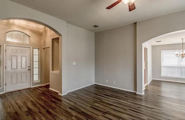 Building Photo - 702 Thrush Dr