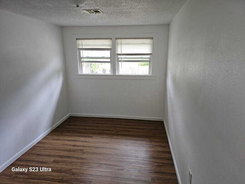 Building Photo - 833 Fremaux Ave