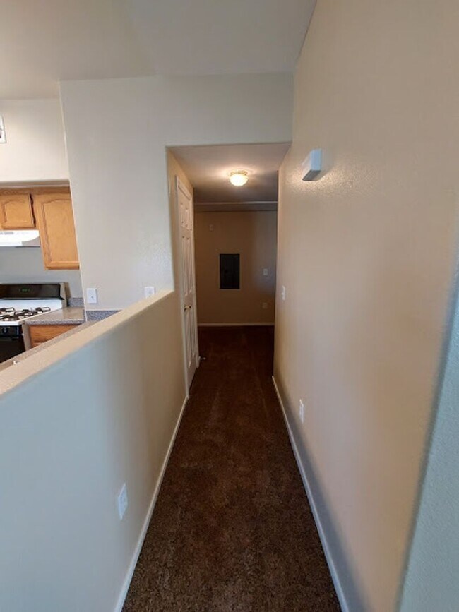 Building Photo - Three bedroom unit on the 2nd floor of gated SE community with pool/spa