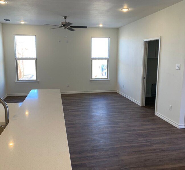 Building Photo - Brand new open concept quartz countertops