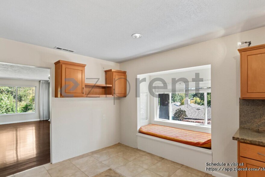 Building Photo - 10609 Creston Dr