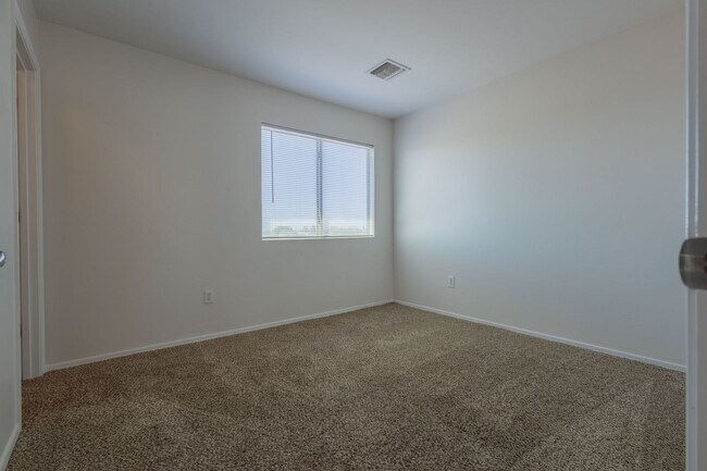 Building Photo - SHOWING SATURDAY 04/25 @ NOON. MUST TEXT AGENT!