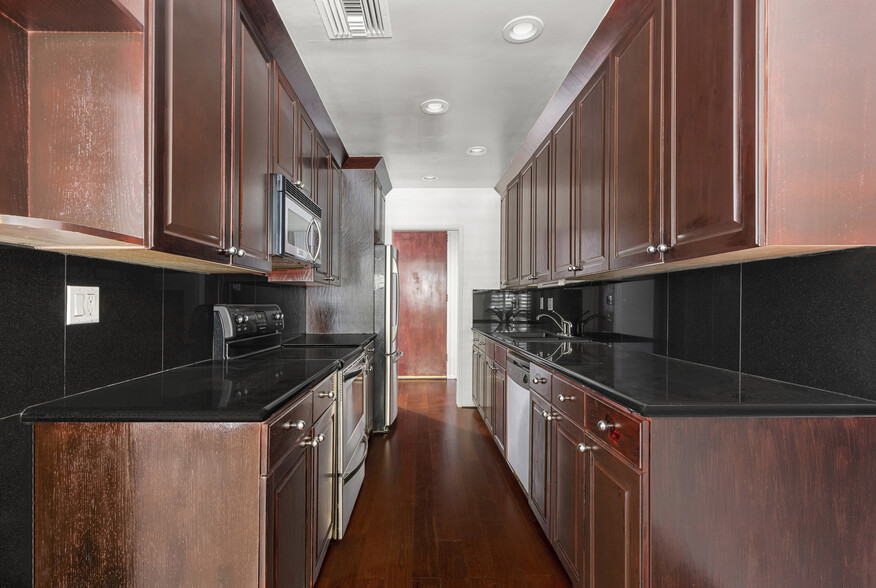 Building Photo - 1010 N Kings Rd