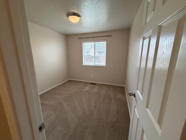 Building Photo - 108 NE Malad Ct