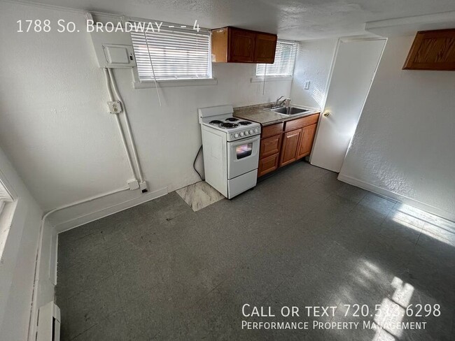 Building Photo - Perfect and Cozy on S Broadway Available f...