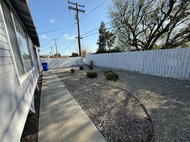 Building Photo - Charming 3-Bedroom Home for Rent in La Cre...