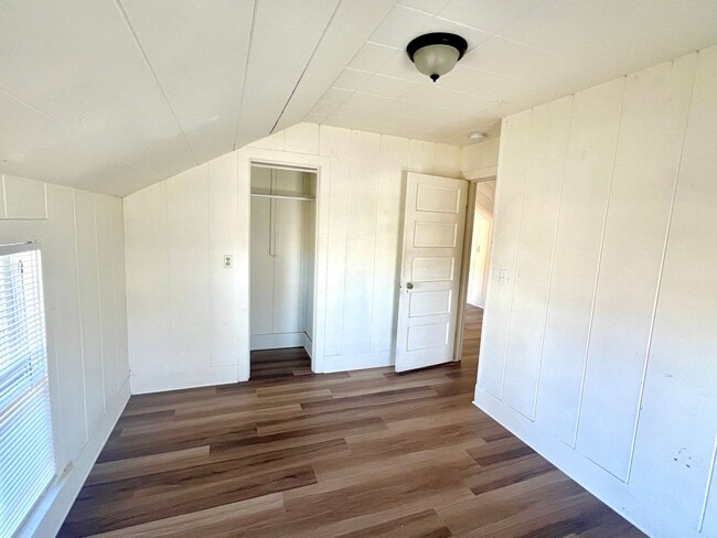 Building Photo - Portsmouth Neighborhood 3 story Home with Laminate H/W Floors, Fenced Backyard