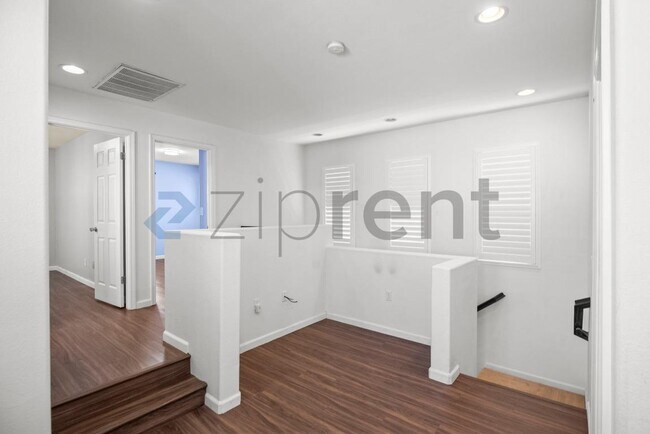 Building Photo - Unit