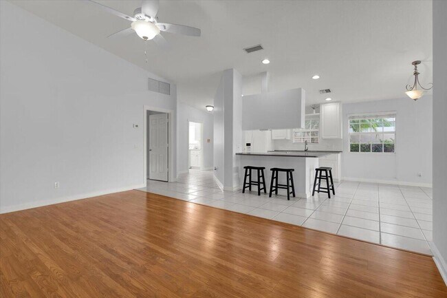 Building Photo - 10882 SW Dardanelle Dr