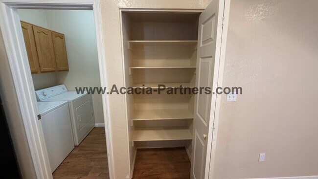 Building Photo - Gated Two Bedroom Townhome