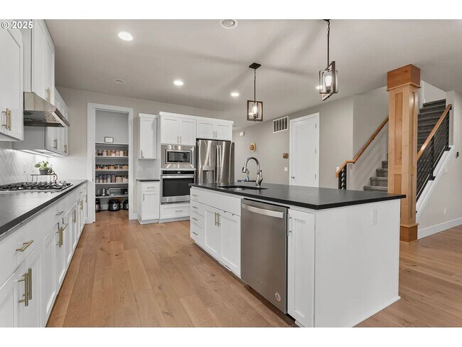 Building Photo - 4093 SE Reed Dr
