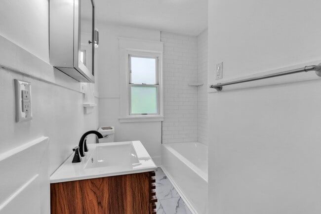 Building Photo - 2 Bed 1 Bath in Rochester, PA