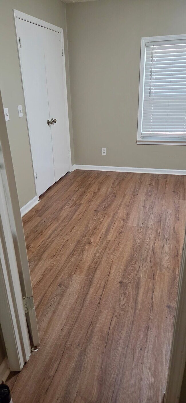 Building Photo - Two Bedroom Home, Recently Renovated