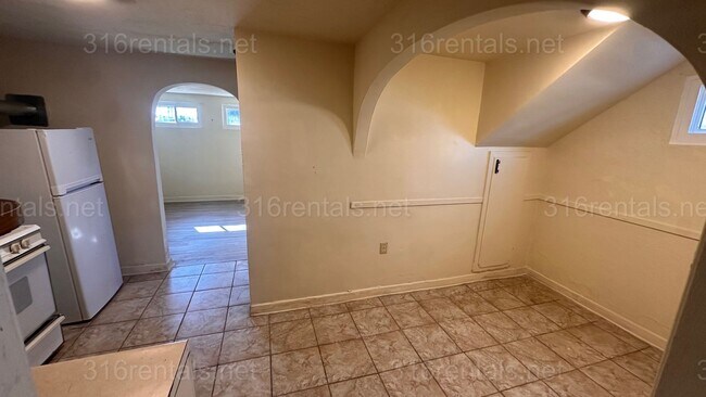 Building Photo - $625 - 1 nonconforming room / 1 bathroom - Apartment in the McCormick Neighborhood