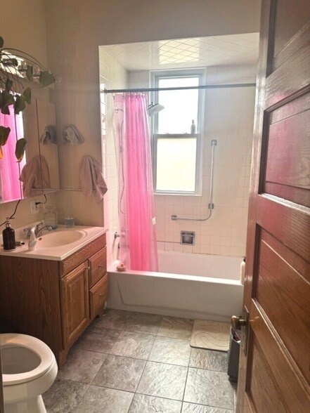 Building Photo - 3818 W Diversey Ave