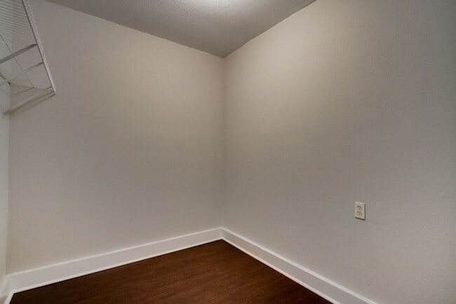 Building Photo - No Application Fees* $500 off 1st month re...