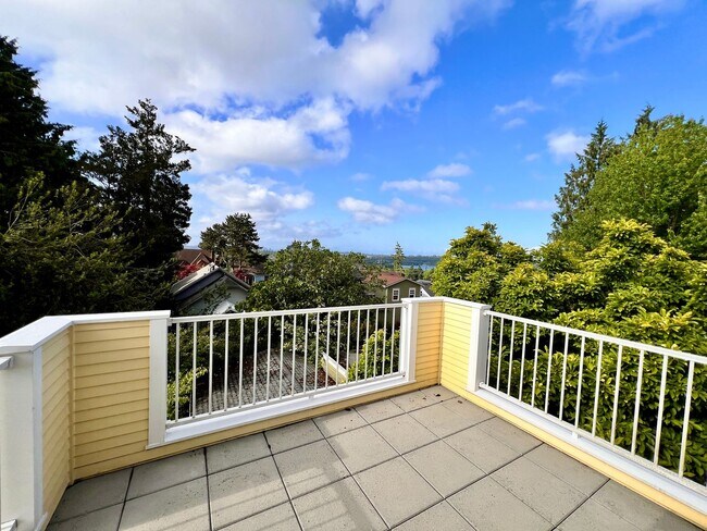 Building Photo - Gorgeous, Executive Living in Beautiful Ma...